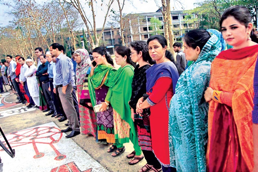 Teachers of Shahjalal University of Science and Technology stage a human-chain protest on the campus Sunday against the attack on Prof Dr Muhammed Zafar Iqbal on Saturday. — Focus Bangla