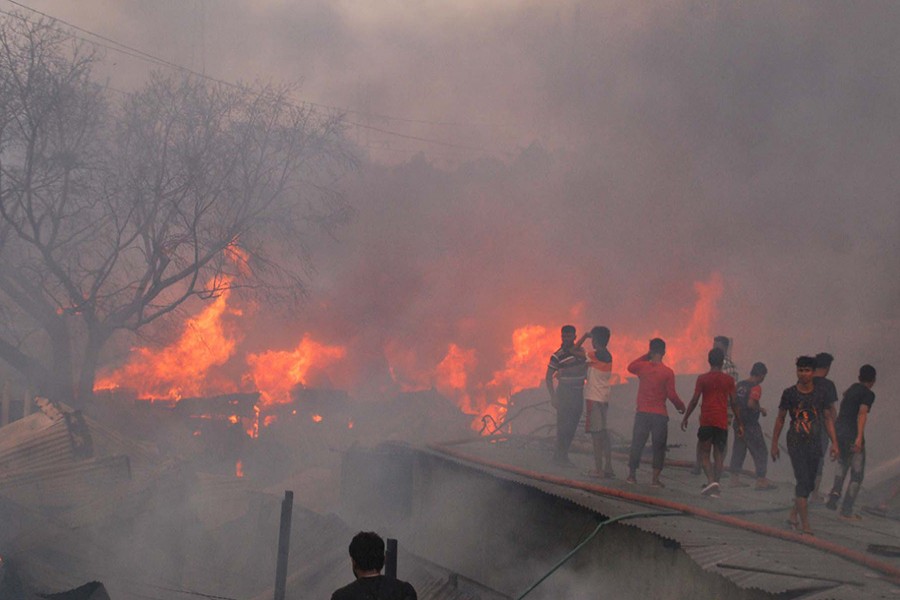 Many of the houses in the slum stocked scrap cloth, which may have contributed to fast spreading the fire, a local says. - Focus Bangla photo