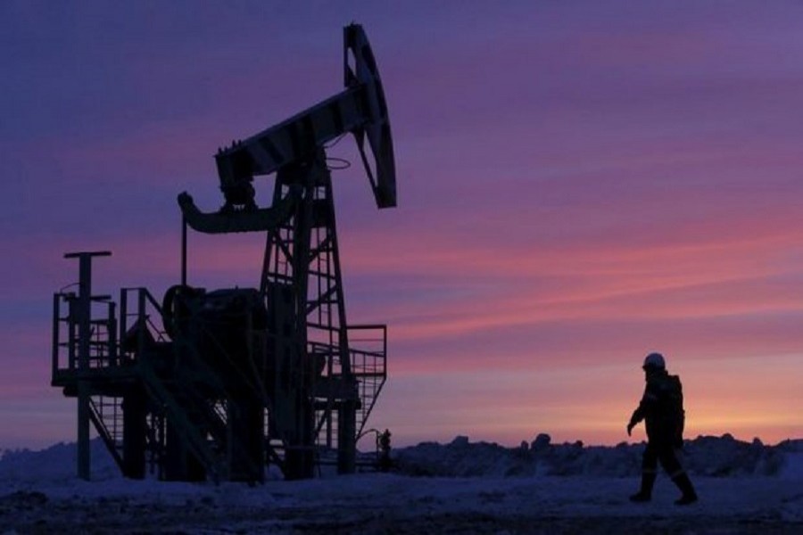 A worker at an oil field owned by Bashneft, Bashkortostan, Russia, January 28, 2015. Reuters/Files