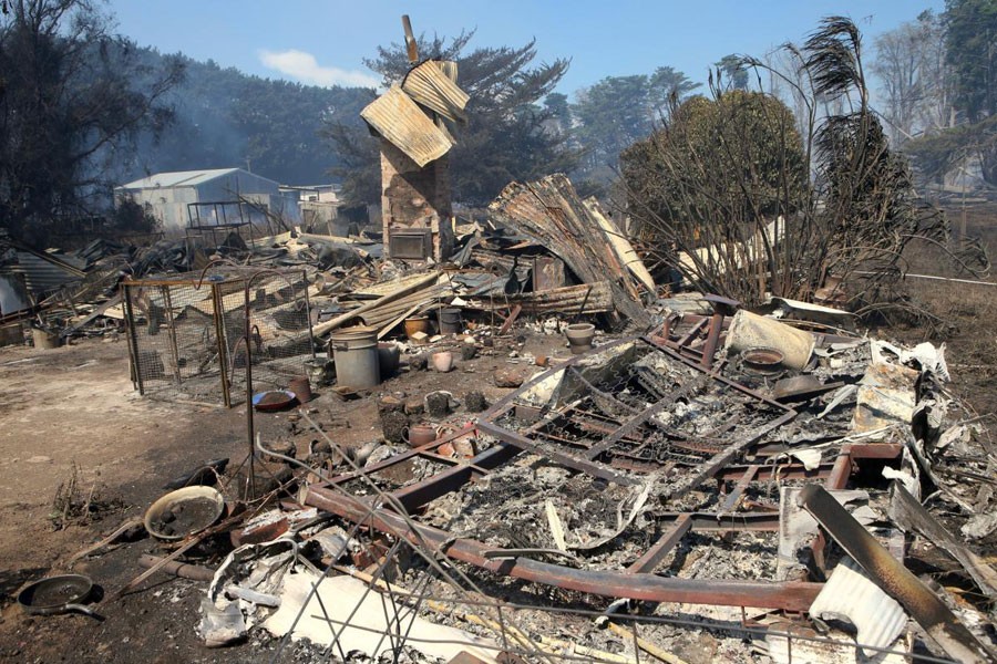 A house that has been destroyed by a bushfire can be seen near the town of Cobden, located south west of Melbourne in Australia, March 18, 2018. Reuters.