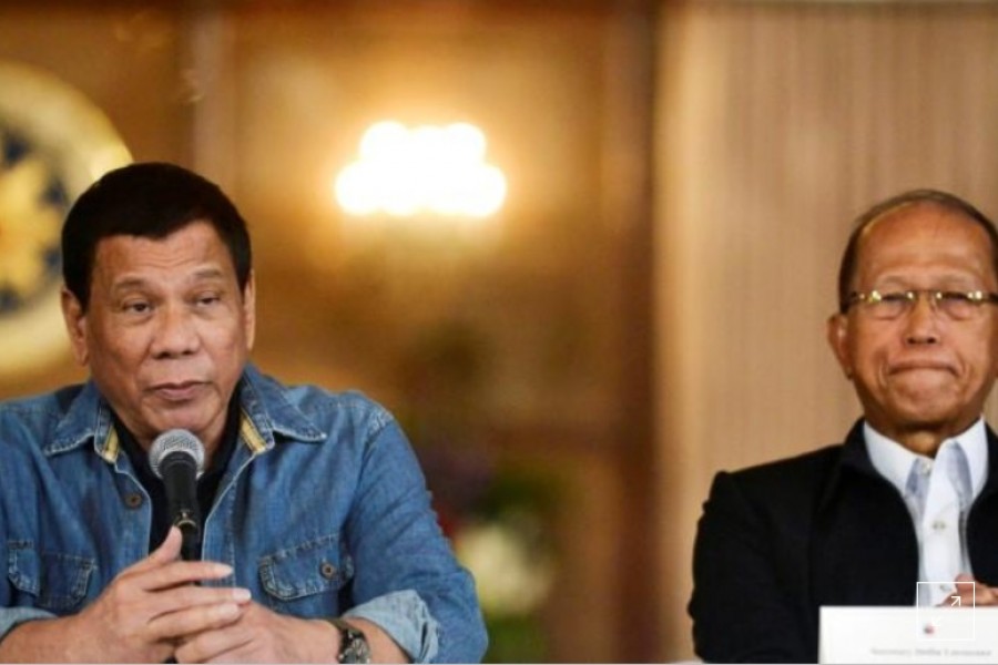 Philippine President Rodrigo Duterte (L) and Defence Secretary Delfin Lorenzana at the Malacanang palace in Manila, Philippines January 29, 2017.  - Reuters