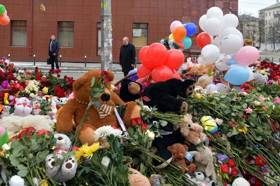 Russian President Vladimir Putin visits the site of fire that killed at least 64 people at a busy shopping mall, in Kemerovo, Russia March 27, 2018. Reuters.