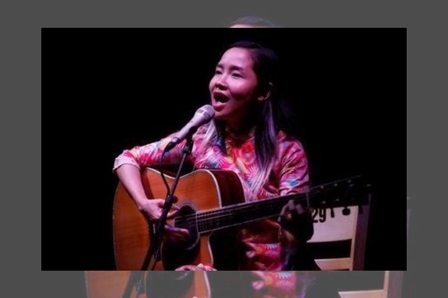 Vietnamese singer Do Nguyen Mai Khoi sings at a performance in Hanoi, Vietnam May 21, 2016. Reuters.