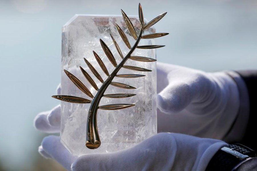 70th Cannes Film Festival - Cannes, France. 16/05/2017 - A Chopard representative displays the Palme d'Or, the highest prize awarded to competing films. Reuters/File Photo