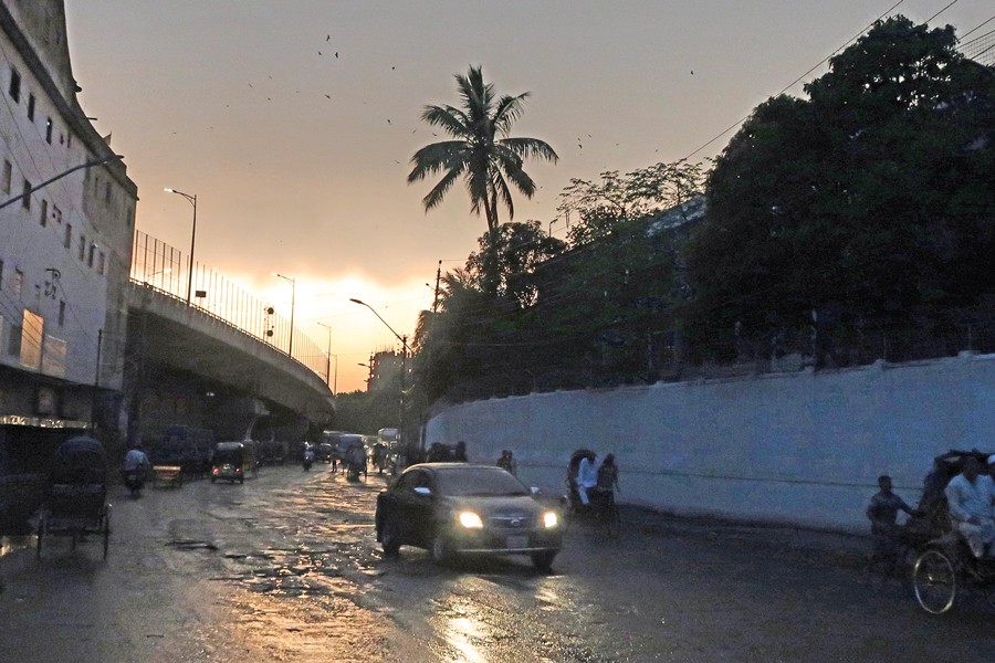 Gusty winds accompanied by rain sweeping the Toynbee Circular Road area in the capital, refreshing the city-dwellers on Friday afternoon 	— FE Photo by Shafiqul Alam