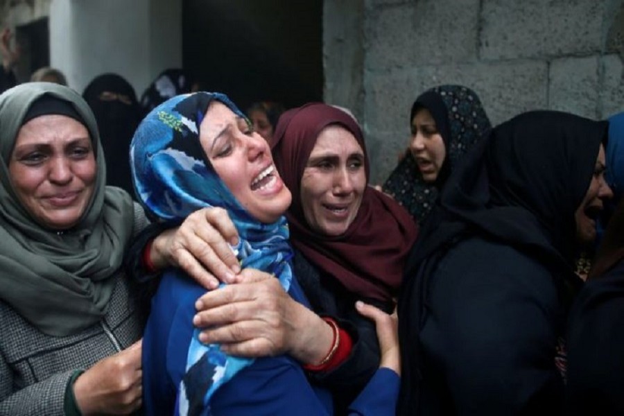 Relatives of Palestinian Hamdan Abu Amshah, who was killed along Israel border with Gaza, mourn during his funeral in Beit Hanoun town, in the northern Gaza Strip March 31, 2018. Reuters