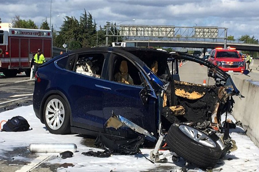 Rescue workers attend the scene where a Tesla electric SUV crashed into a barrier on U.S. Highway 101 in Mountain View, California, March 25, 2018. Picture taken March 25, 2018. KTVU FOX 2/via Reuters