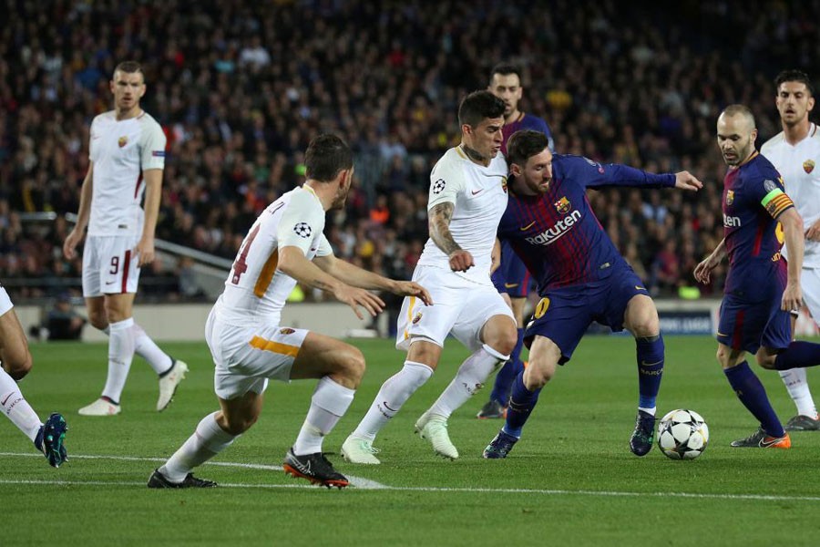 Champions League Quarter Final First Leg - FC Barcelona vs AS Roma - Camp Nou, Barcelona, Spain - April 4, 2018 Barcelona's Lionel Messi in action with Roma's Diego Perotti. Reuters.