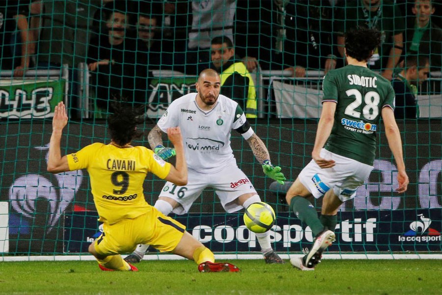 Ligue 1 - AS Saint-Etienne vs Paris St Germain - Stade Geoffroy-Guichard, Saint-Etienne, France - April 6, 2018 Paris Saint-Germain's Edinson Cavani misses a chance to score. Reuters.