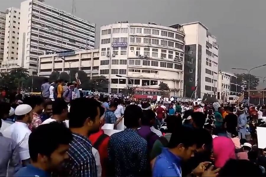 Job seekers block Shahbagh intersection demanding quota reform