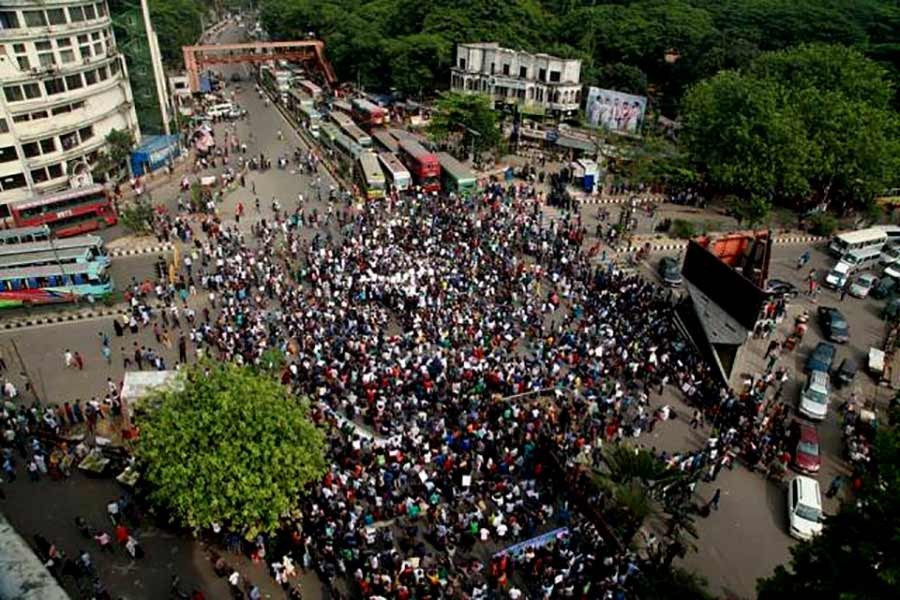 Job seekers, students block Shahbagh intersection on Sunday demanding reforms of quota system in government recruitment tests. -UNB Photo