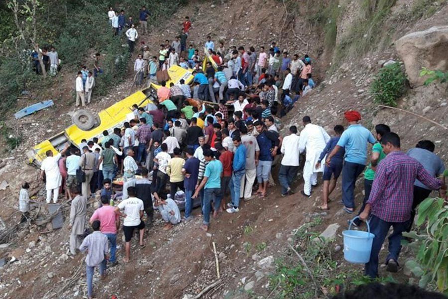 A rescue operation is carried out after a bus carrying school students fell into a gorge near Nurpur in Kangra district of Himachal Pradesh on Monday evening - Hindustantimes photo