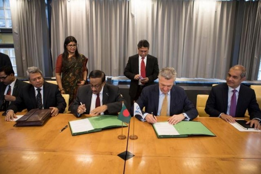 UN High Commissioner for Refugees Filippo Grandi and Bangladesh Foreign Secretary Md Shahidul Haque signing a Memorandum of Understanding (MoU) in Geneva, Switzerland on Friday. Photo: UNB