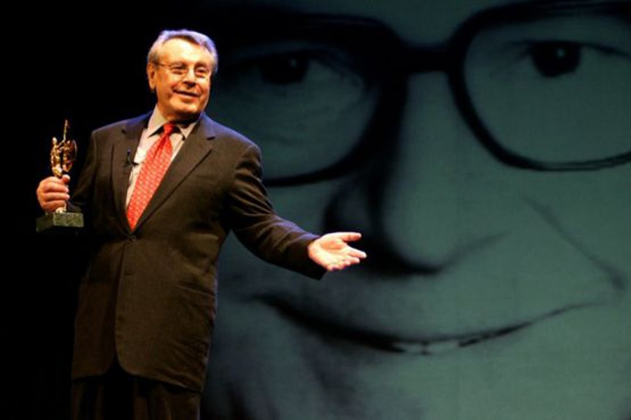 Milos Forman with an award at the Sevilla Festival Film in 2004. Reuters/File