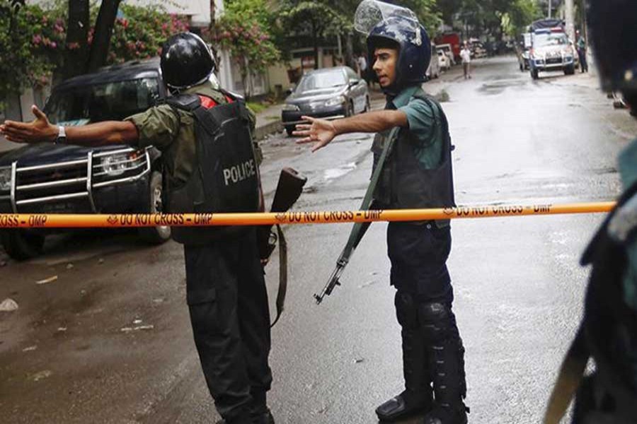 Police clear out an area to facilitate action against heavily armed militants who struck at Holey Artisan Bakery in Gulshan diplomatic zone taking dozens of hostages, July 2, 2016. AP/Files