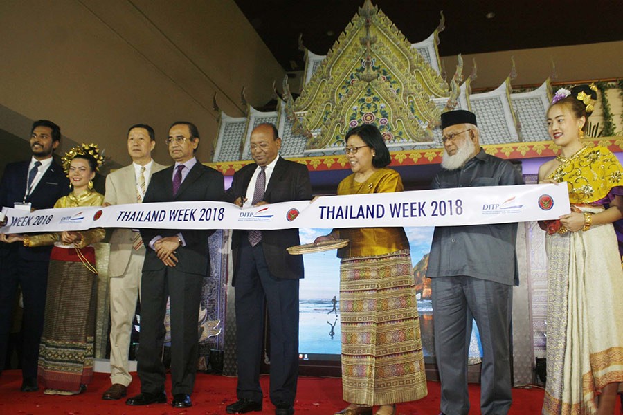 Commerce Minister Tofail Ahmed inaugurates the fair by cutting the ribbon as chief guest - Focus Bangla photo