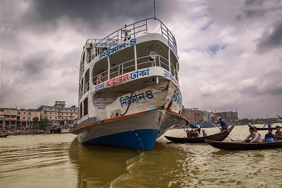 Passengers from a remote boat try to board a launch at Sadarghat Terminal in Dhaka. Representational Image (Collected)