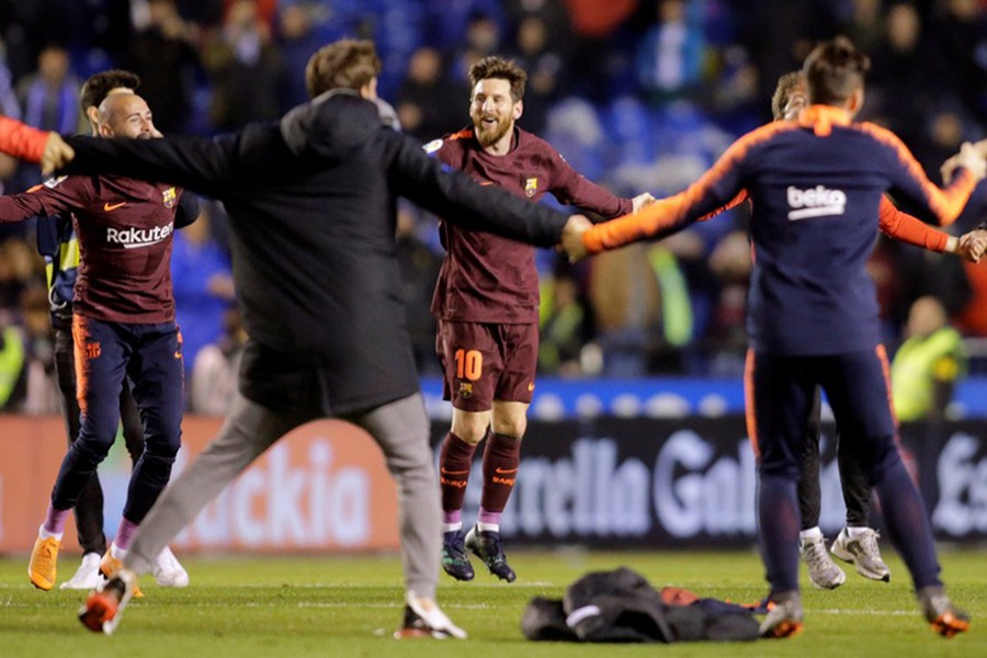 Lionel Messi celebrates with his Barca team mates after winning the 2017-18 Spanish La Liga title with win at Deportivo - Reuters photo