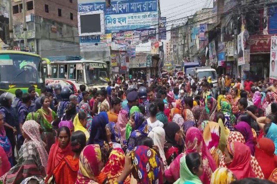 RMG workers block Dhaka-Aricha highway over arrears