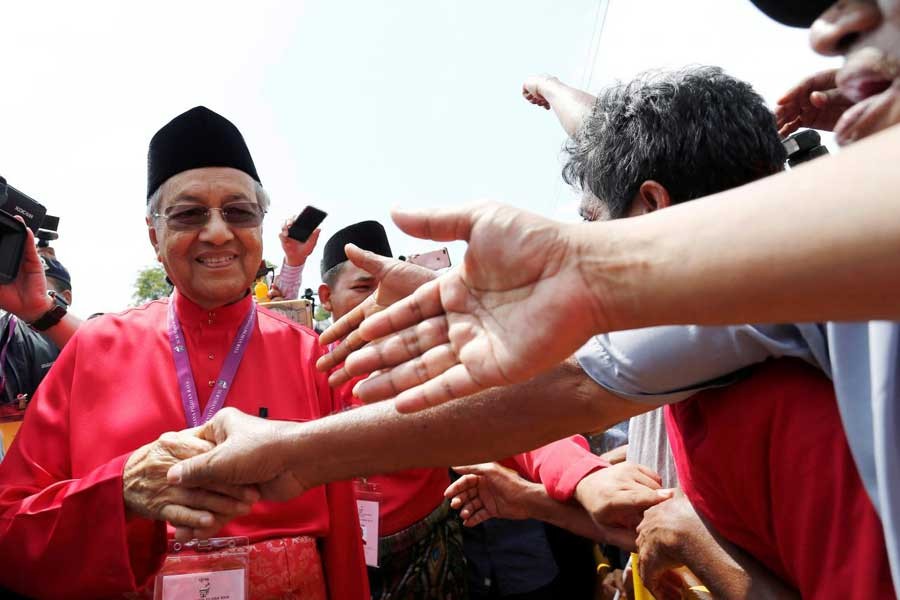 Former Malaysian Prime Minister and candidate for opposition Alliance Of Hope, Mahathir Mohamad, shakes hands with his supporters after his nomination, on Langkawi island, Malaysia April 28, 2018. Reuters/Files