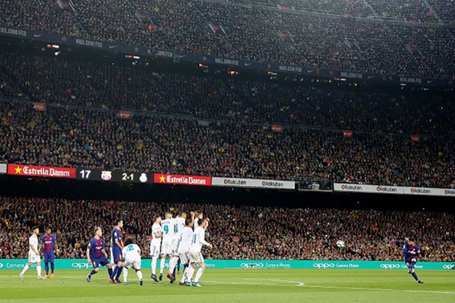 Barca's Lionel Messi takes a free-kick during the clash against Real Madrid - Reuters photo