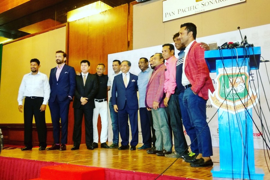 Former Bangladesh national cricket team coach Gordon Greenidge posing for photograph with members of 1999 ICC World Cup team during a reception accorded to him at a city hotel on Monday	— BCB