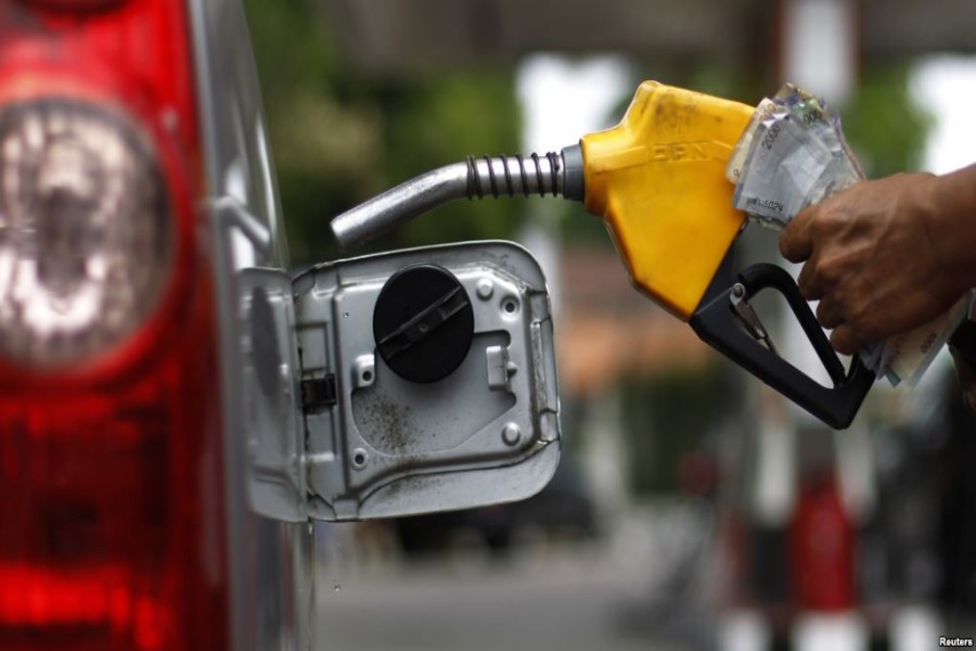 A worker fills a tank with subsidised fuel at a fuel station in Jakarta April 18, 2013. Reuters/Files