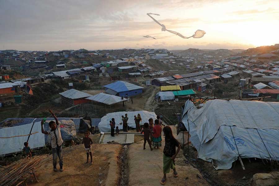 Rohingya refugee children fly improvised kites at the Kutupalong refugee camp near Cox's Bazar, Bangladesh December 10, 2017. Reuters/Files