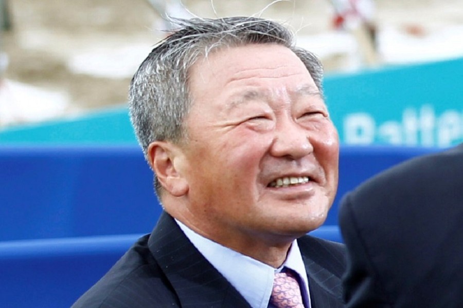 LG Group chairman Koo Bon-moo meets US President Barack Obama (not pictured) as they attend the groundbreaking of a factory for Compact Power Inc. in Holland, Michigan, US July 15, 2010. Reuters/File Picture