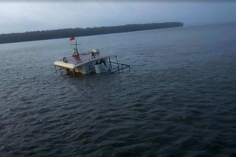 Cargo vessel salvage work resumes near Sundarbans