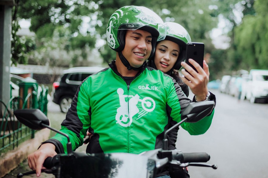 Internet photo shows one Go-Jek rider assisting a passenger