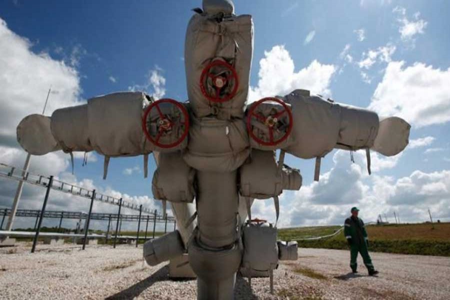 An employee works on highly viscous oil production at the Ashalchinskoye oil field owned by Russia's oil producer Tatneft near Almetyevsk, in the republic of Tatarstan, Russia, July 27, 2017.Reuters/Files