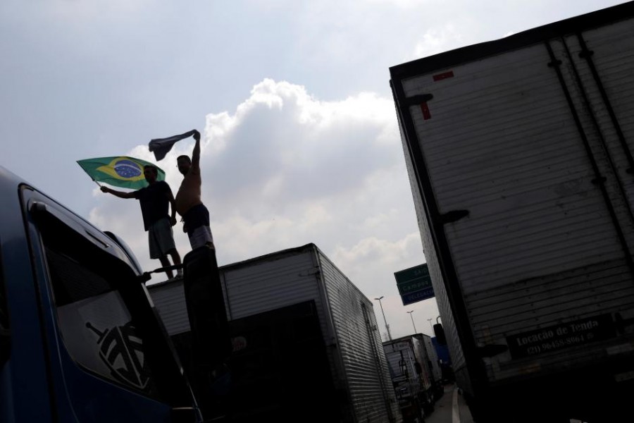 Truckers wave a Brazilian flag during a protest against high diesel fuel prices in Duque de Caxias near Rio de Janeiro, Brazil May 25, 2018. Reuters.