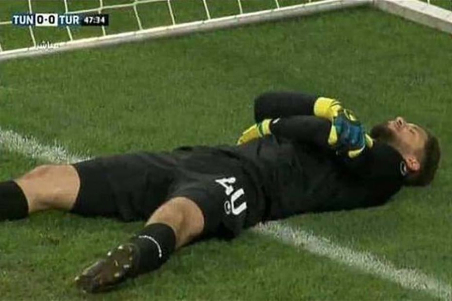 Tunisia goalkeeper 'fakes injury' to break fast