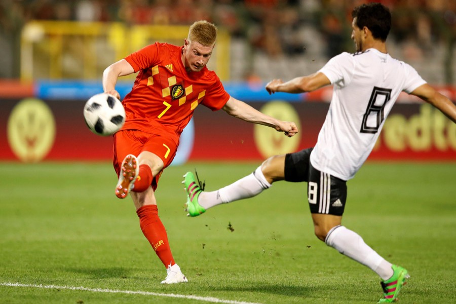 Belgium's Kevin De Bruyne in action with Egypt's Tarek Hamed - Reuters photo