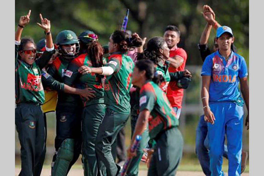 Triumphant women cricketers get bonus of Tk 1.0m each