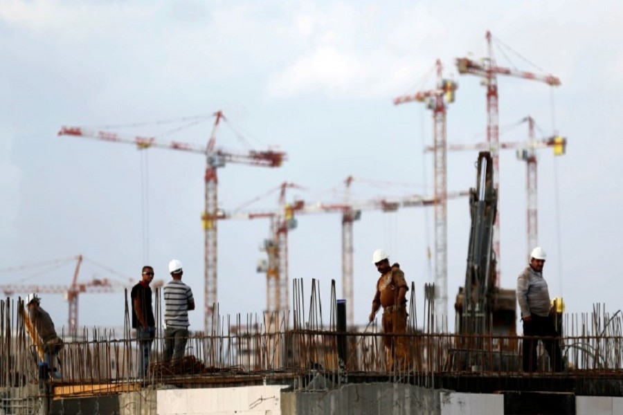 Labourers work at a construction site in the new neighbourhood of Carmei Gat in the southern Israeli city of Kiryat Gat November 1, 2016. Reuters/Files