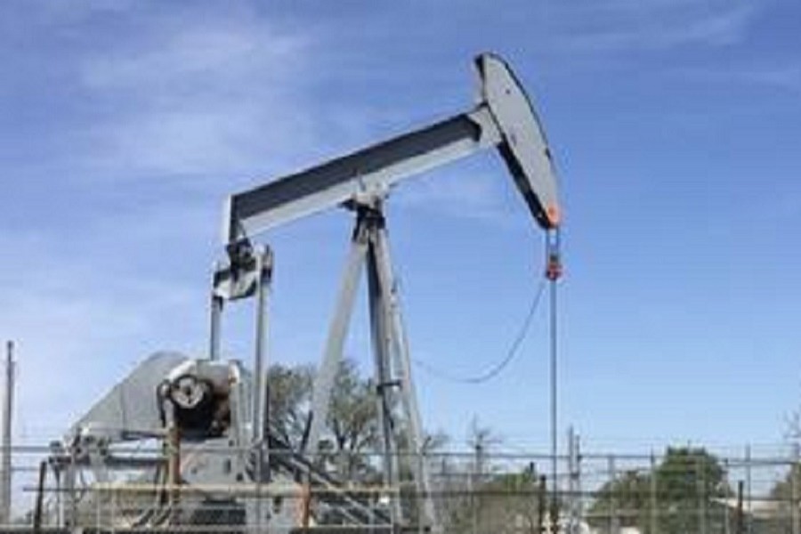 An oil pumpjack is seen in Velma, Oklahoma US April 7, 2016. Reuters/Files