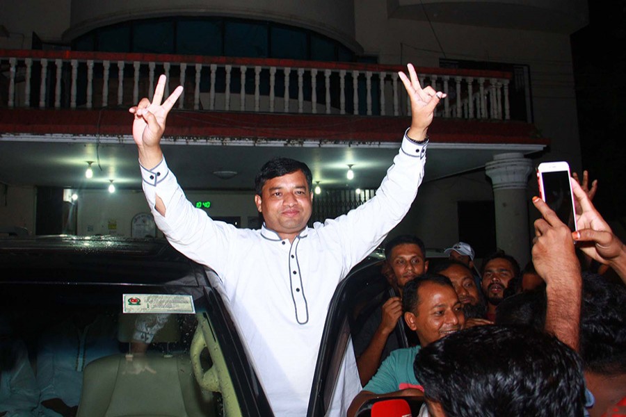 Awami League mayoral candidate Jahangir Alam celebrates with his supporters after the unofficial declaration of the result - Focus Bangla photo