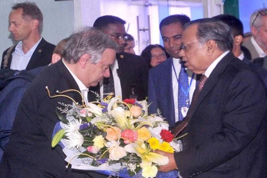 Foreign Minister AH Mahmood welcomes UN Secretary General Antonio Guterres at Hazrat Shahjalal International Airport in Dhaka on Sunday, June 1, 2018. Photo: PID