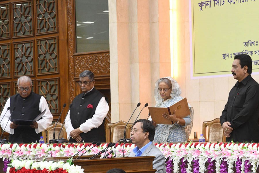 Prime Minister Sheikh Hasina administrates the oath of office to newly-elected Khulna City Corporation Mayor Talukder Abdul Khalek at her office in Dhaka on Thursday, July 5, 2018.  Focus Bangla photo