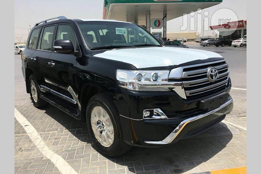 Customs seize abandoned Land Cruiser at Gulshan