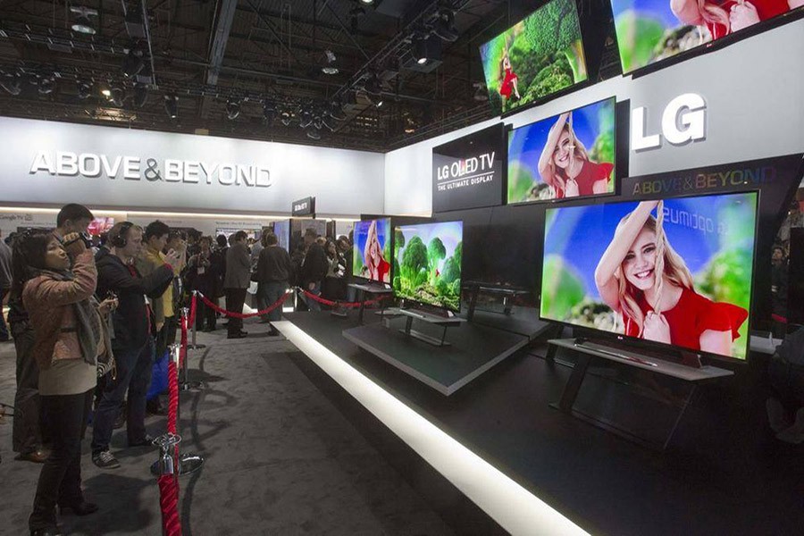 Showgoers look at a display of 55-inch OLED televisions in the LG Electronics booth during the first day of the Consumer Electronics Show (CES) in Las Vegas on January 8, 2013 - Reuters/File