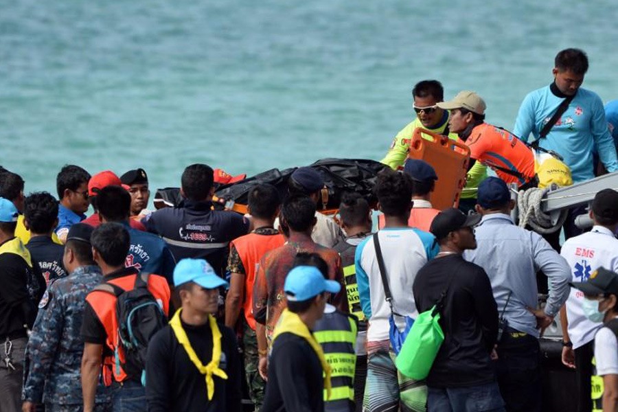 hai Rescue workers carry the body of a victim on a stretcher, after a boat capsized off the tourist island of Phuket, Thailand, July 6, 2018. Reuters.