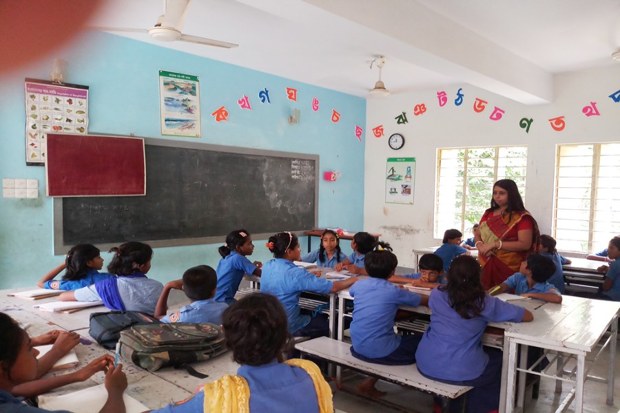 A teacher taking class at Pashcim Bariala Government Primary School at Pashcim Bariala village under Magura Sadar upazila recently  	— FE Photo