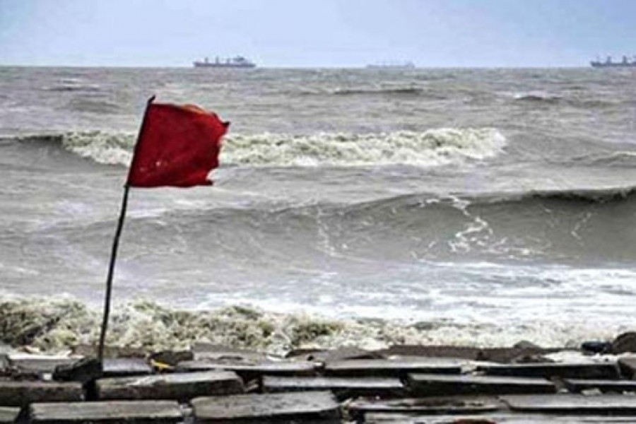 Met office asks maritime ports to keep hoisting signal 3