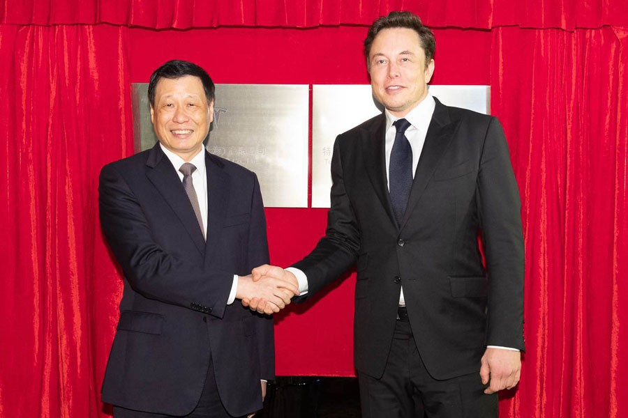 Elon Musk and Shanghai Mayor Ying Yong shake hands. Reuters photo