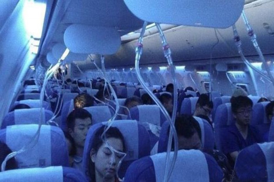 Aircraft passengers with oxygen masks dropped	— BBC