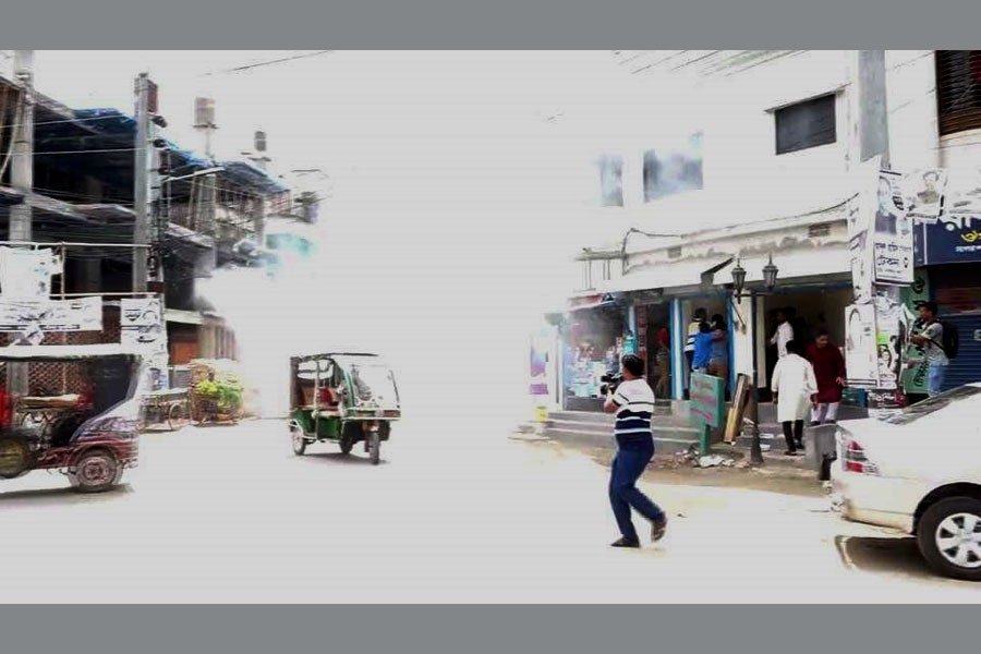 People are seen fleeing following a crude bomb attack on a BNP rally at Sagorpara in Rajshahi city on Tuesday, July 17 - Photo: UNB