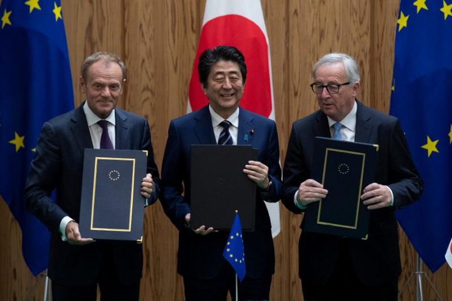 Japanese Prime Minister Shinzo Abe poses after signing a contract with European Commission President Jean-Claude Juncker and European Council President Donald Tusk at the Japanese Prime Minister's office in Tokyo, Japan on July 17. Reuters photo